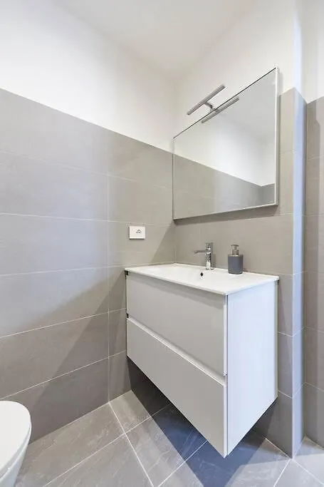 Bright Two-Room Apartment ミラノ イタリア